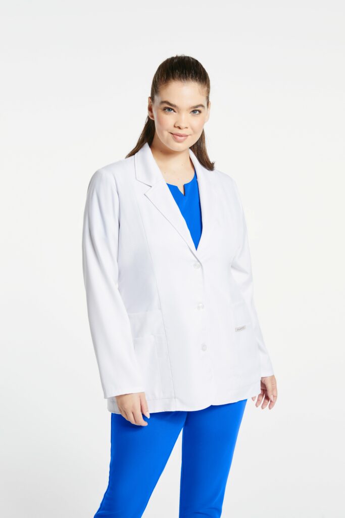 Nurse-wearin-lab-coat