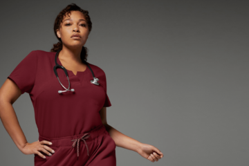 Nurse-wearing-wine-jaanuu-scrubs