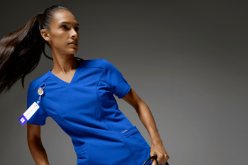Nurse-wearing-blue-scrubs