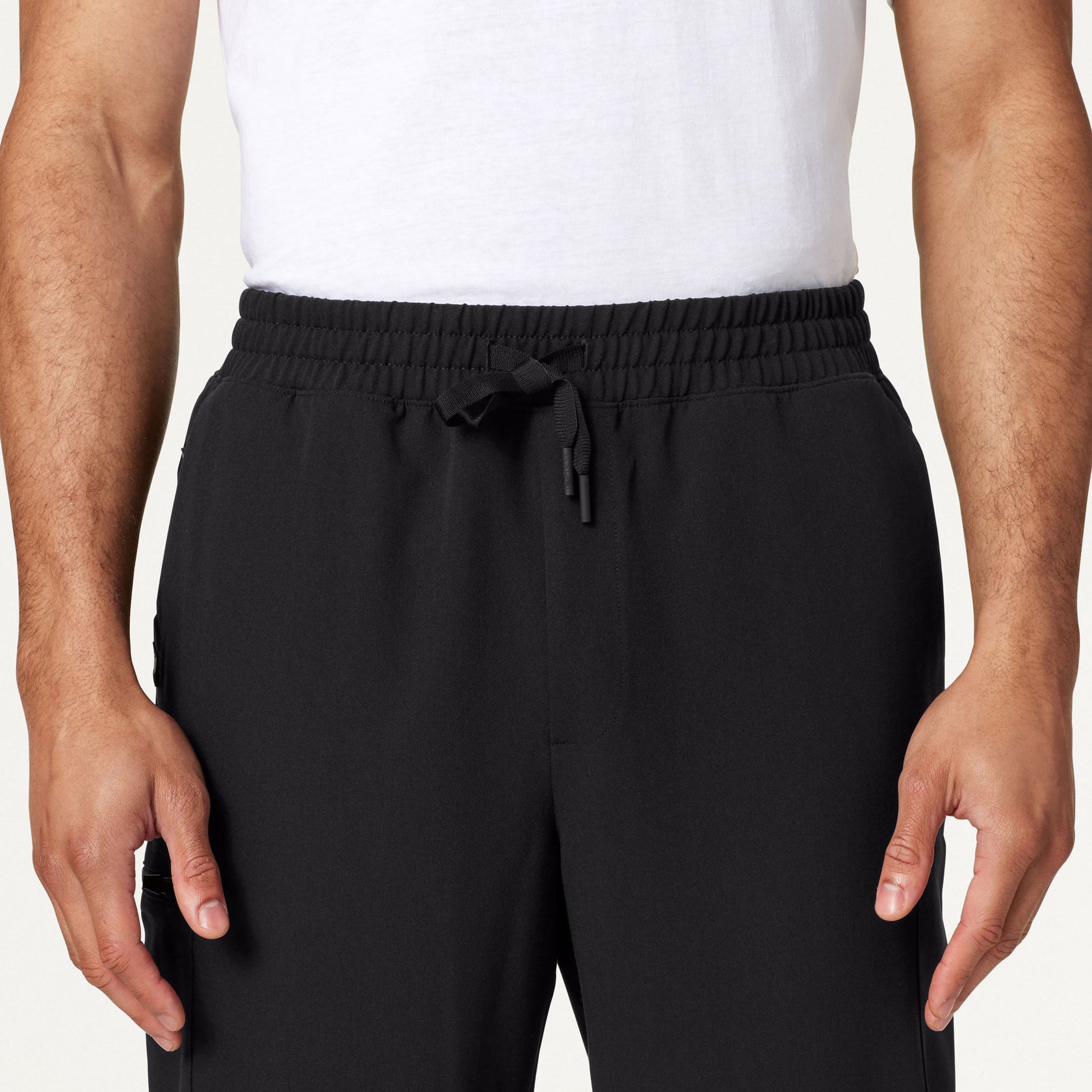Osmo 8-Pocket Scrub Jogger - Black on-body detail