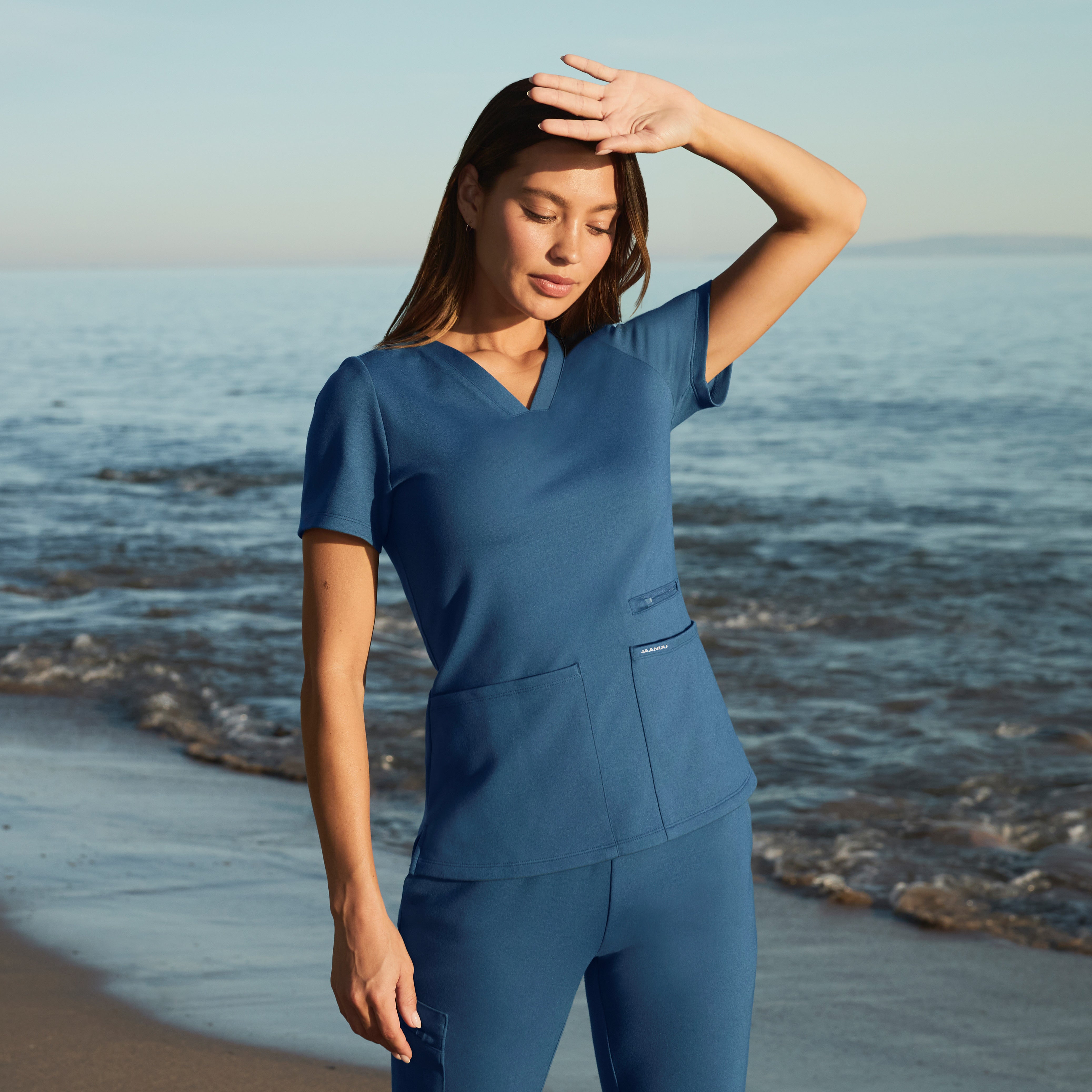 Kass Slim 4-Pocket Scrub Top - Ocean – JAANUU